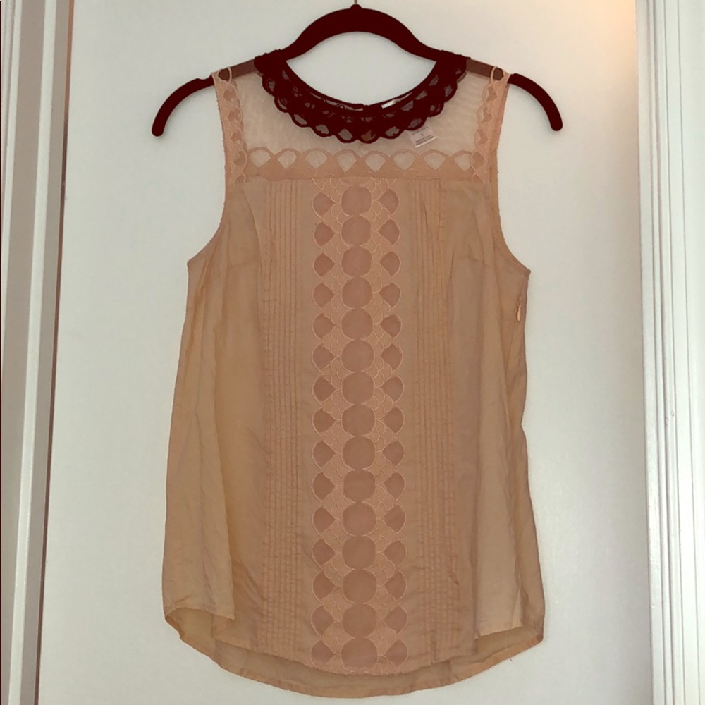 Sleeveless dress shirt